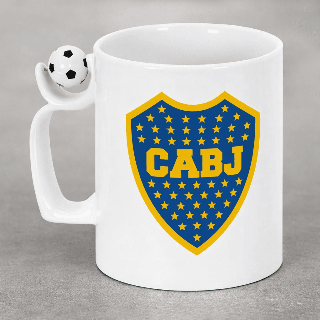 Taza de cerámica, personalizada con asa con accesorio de pelota de fútbol. vista 2