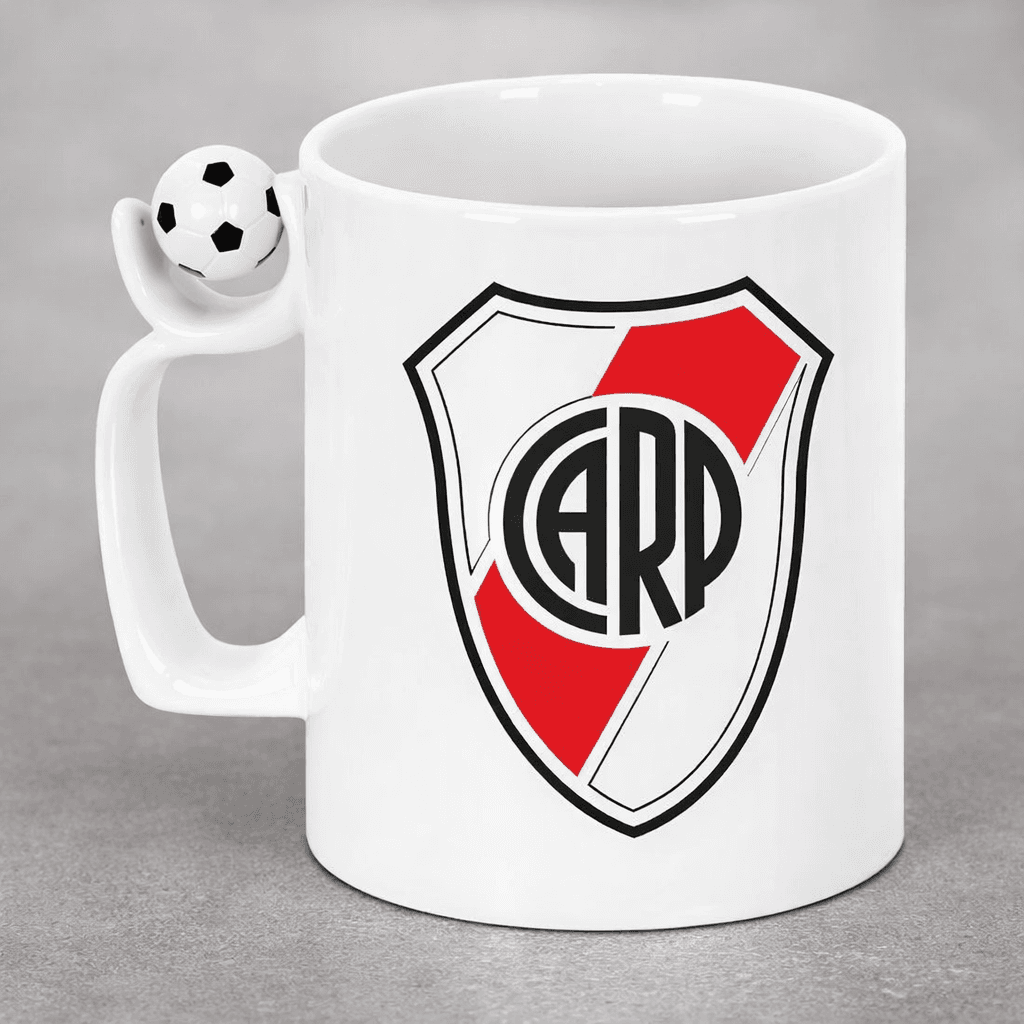 Taza de cerámica, personalizada con asa con accesorio de pelota de fútbol.