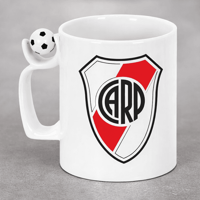 Taza de cerámica, personalizada con asa con accesorio de pelota de fútbol.